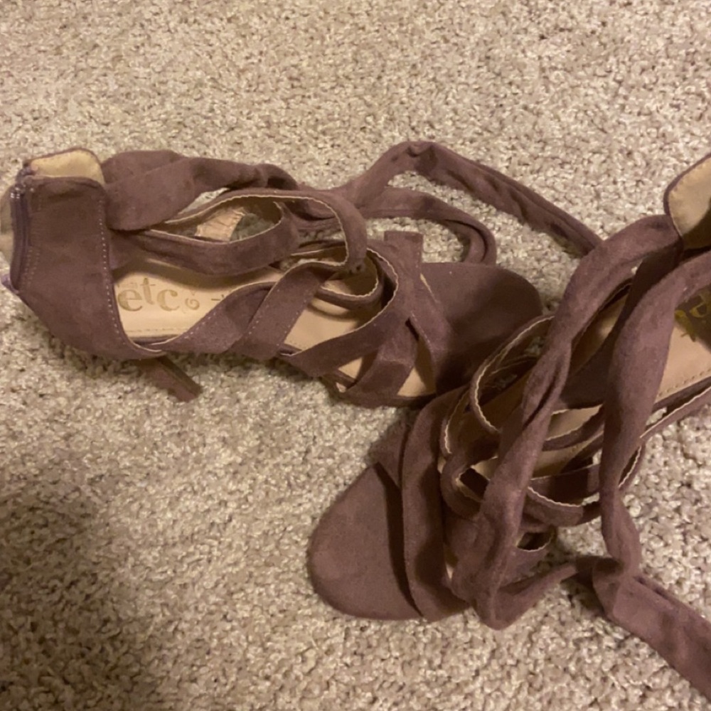 Rue 21 L size 8/9 purple heels 5/$25💜